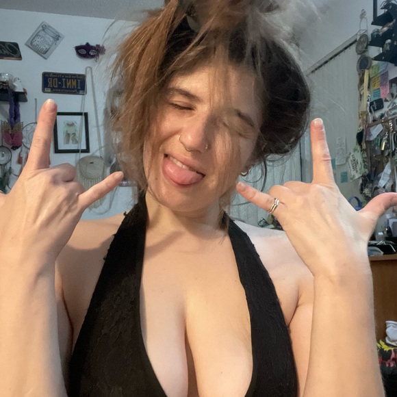 Meet your Posher, Kelly May💚 - Picture 9 of 11